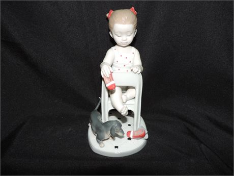 LLADRO 'Fetch My Shoe' Porcelain Figurine