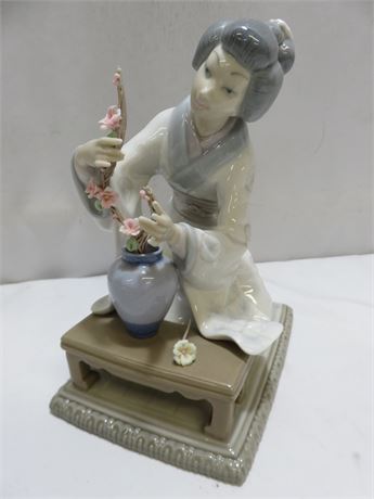 LLADRO Japanese Geisha Flower Arranger Porcelain Figurine
