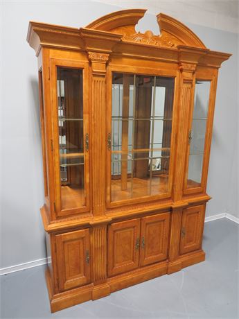 UNIVERSAL FURNITURE CO. Lighted China Hutch