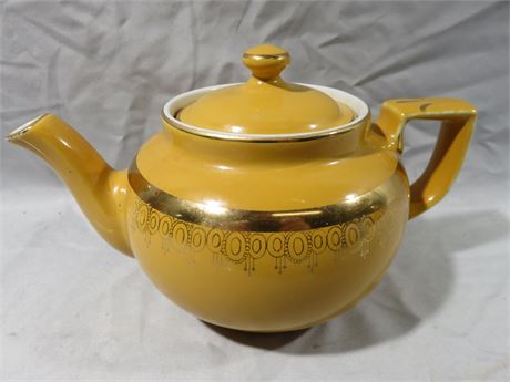 HALL POTTERY 6-Cup Teapot