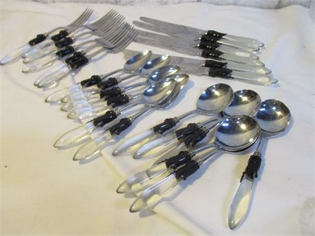 Clear royal elegance 1950 silverware set with clear Handles