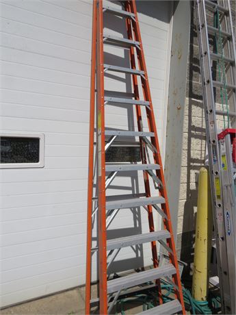 HUSKY 12 ft. Fiberglass Ladder