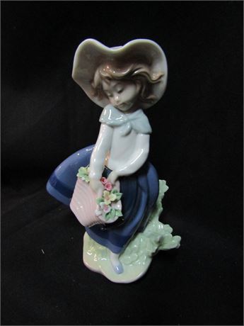 Lladro "Pretty Pickings" Figurine