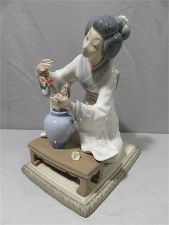 LLADRO Japanese Geisha Flower Girl Figurine