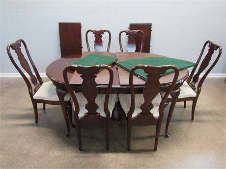 Chippendale Style Dinning Table with 2 Leaves, Pads and 6 Chairs