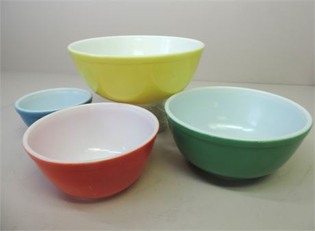 Sold at Auction: 3 Small Pyrex Mixing Bowls