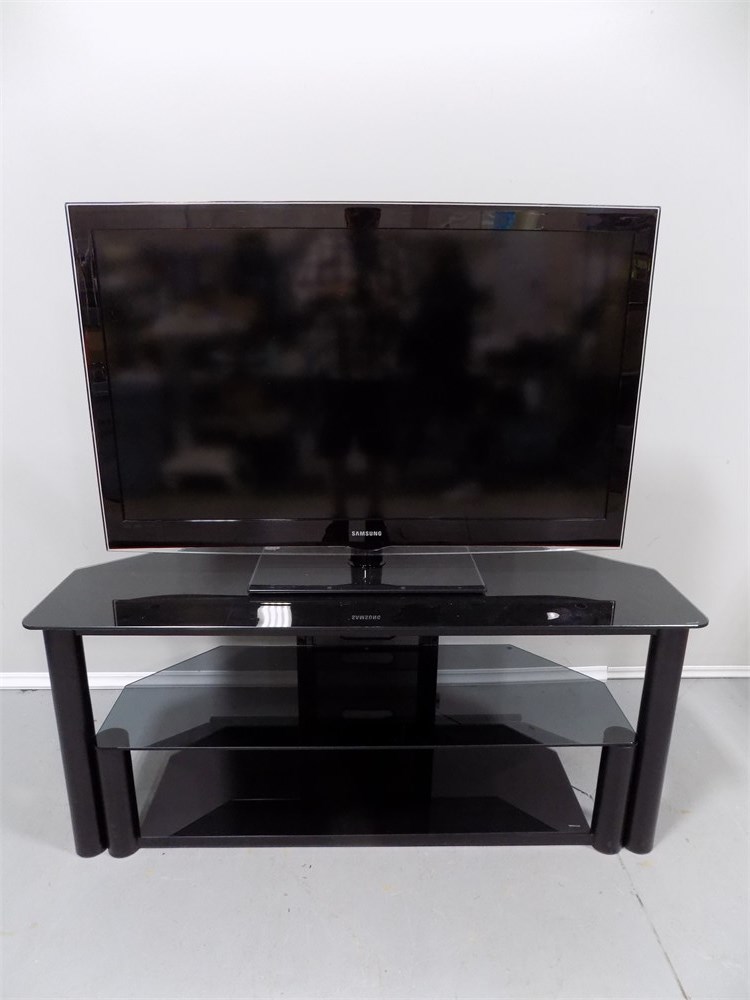 Transitional Design Online Auctions - Samsung LN52B550K1FXZA TV