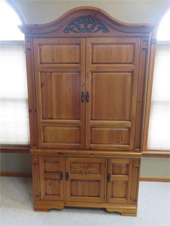 BROYHILL Torreon Rustic Knotty Pine Armoire