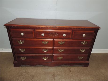 Vintage BROYHILL Dresser / 7 Drawers