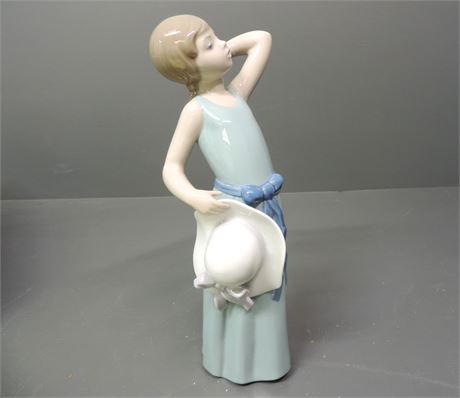 Retired LLADRO '' Coiffure Girl' Porcelain Figurine