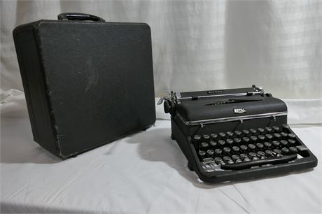 Vintage Royal Manual Typewriter in Carrying Case