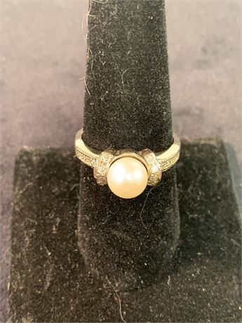 Attractive, Marked 14 kt Gold Ring Cultured Pearl, Small Diamonds