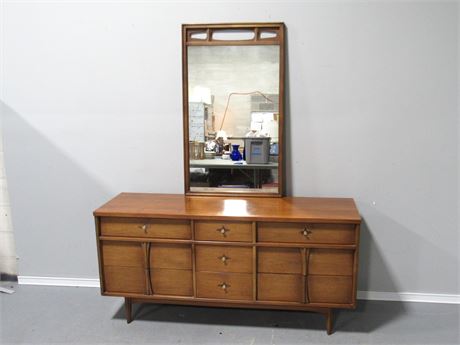 Bassett Context MCM Dresser Mid Century Modern Triple Dresser 9 Drawers & Mirror