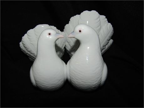 Lladro Kissing Doves