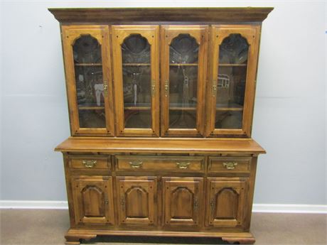 Early American Temple Stuart Hutch/China Cabinet