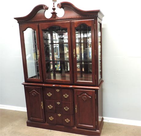 Traditional Style Buffet / China / Display Cabinet