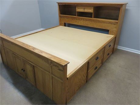 King Size Oak Platform Bed w/Storage Drawers