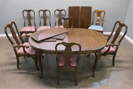 Pennsylvania House Dining Table with leaves, protective cover and chairs