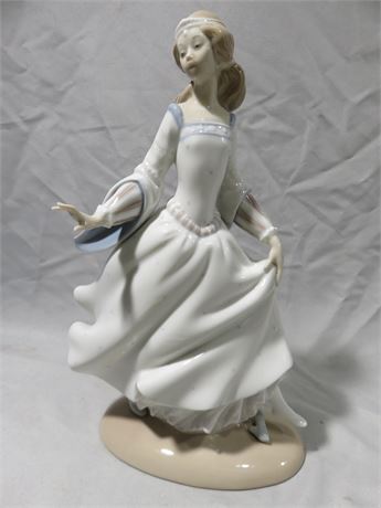 LLADRO Cinderella's Lost Slipper Figurine