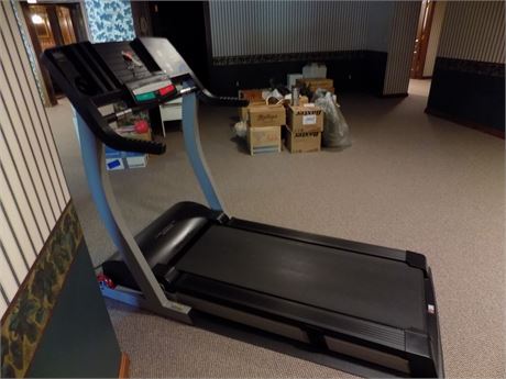 Gold's Gym 400's Series Treadmill