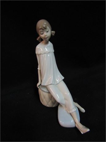 Lladro #1084 Figurine