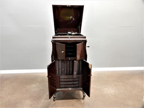 Vintage Victor Phonograph Talking Machine with 78 Albums and Album Cases