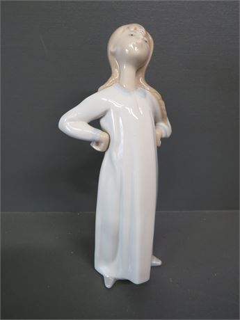 LLADRO "Girl In Nightgown" Figurine