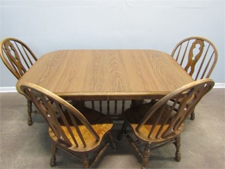 Cochrane Furniture Company. Glen-Oak Dining Room Table with 2 Leafs and 4 Chairs