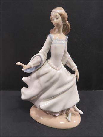 LLADRO "Cinderella Lost Slipper" Figurine