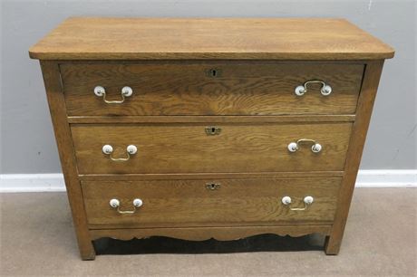 Vintage Early American Oak / Wood Chest of Drawers / Dresser