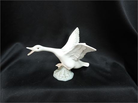 LLADRO Fine Art Porcelain Sculpture 'Goose Taking Flight' / Made in Spain