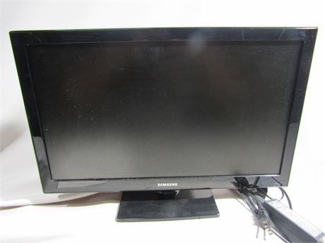 SAMSUNG 19" Class HD (720P) LED TV (UN19F4000)