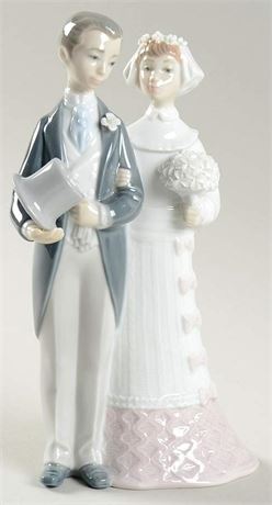 LLADRO Bride & Groom Figurine