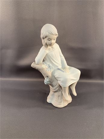 Naos LLADRO/ "Thinking boy in a nightgown"
