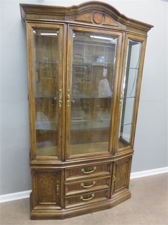 DREXEL HERITAGE Lighted China Hutch