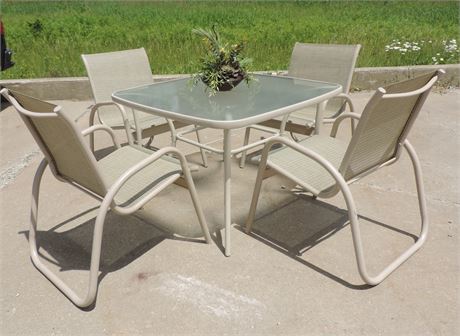 Patio / Sunroom Metal Table / Four Chairs