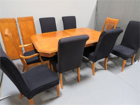 UNIVERSAL FURNITURE CO. Dining Table Set